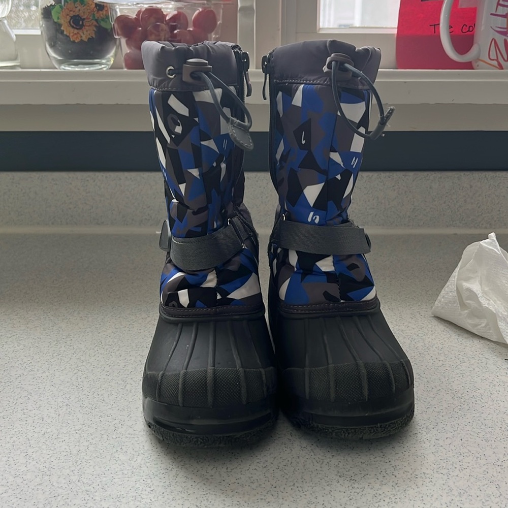 Boys size 1 boots. Great used condition. Very soft inside.